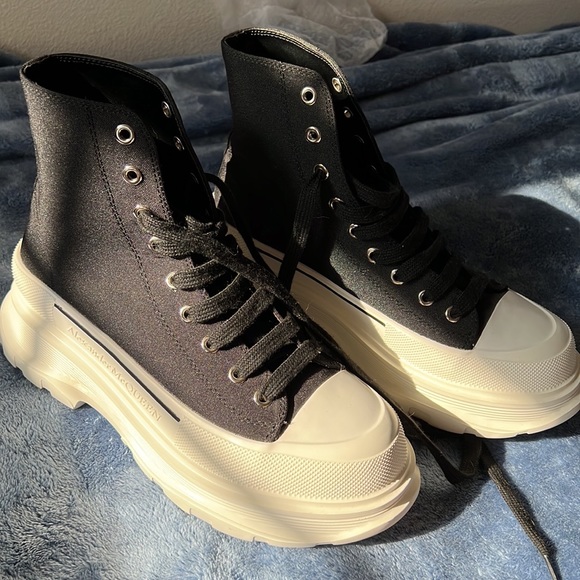 Alexander McQueen Women’s Tread Slick Lace Up Boots | Black and White - Picture 2 of 6